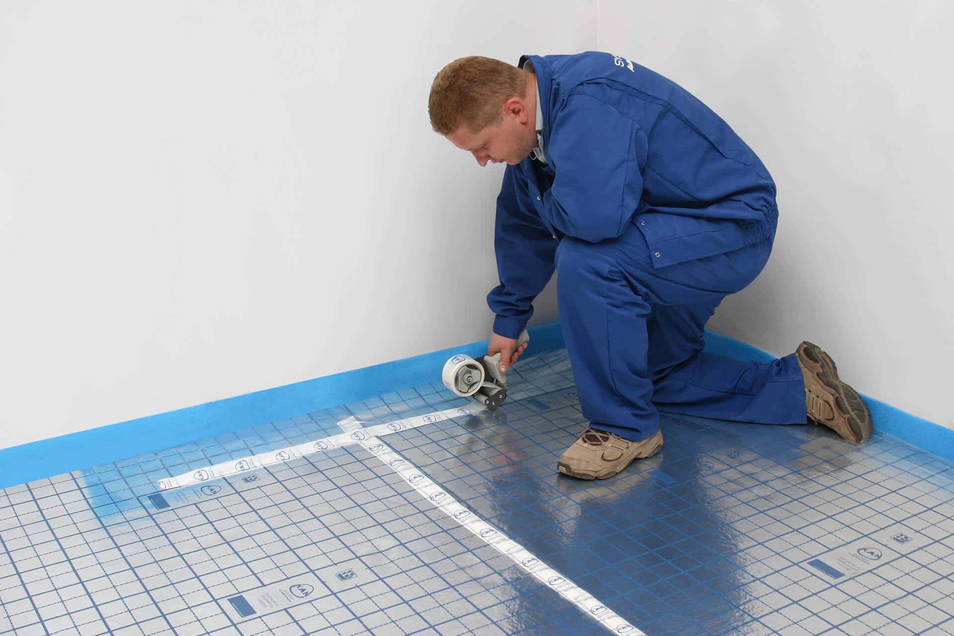 KAN-therm - Rail system - Assembly step 3 - Styrofoam sheets are joined with adhesive tape