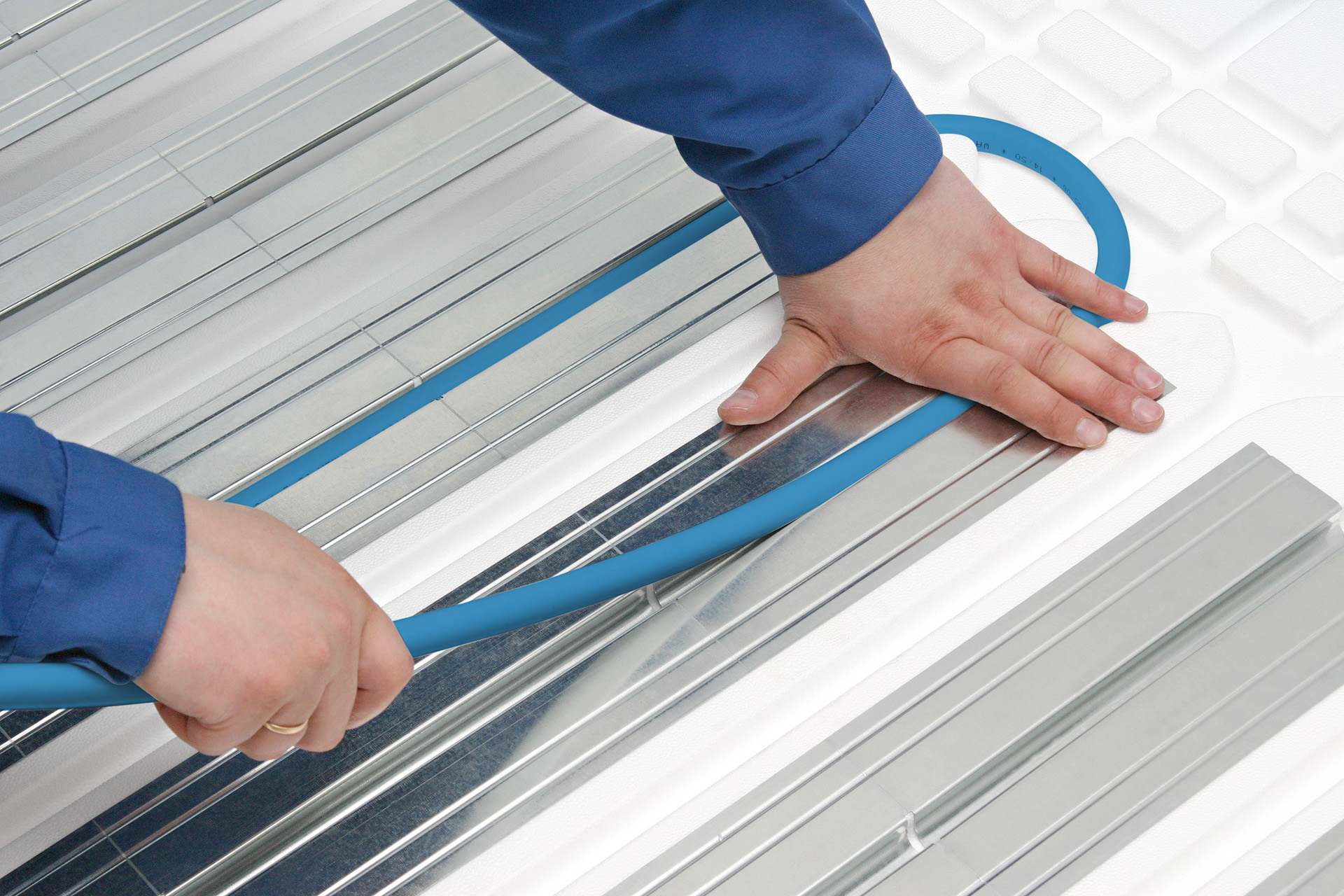 KAN-therm - TBS system - Pushing the pipe into metal profiles