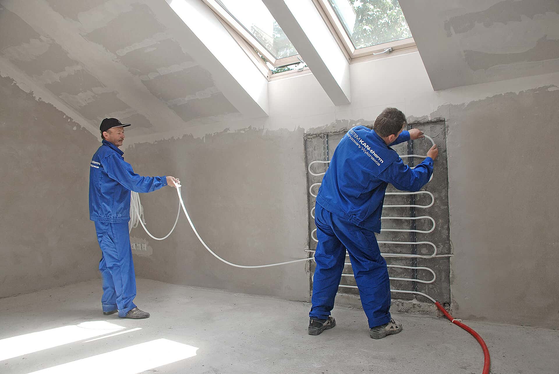 KAN-therm - Rail system - Installation step 5 - Installation of mouldings on walls